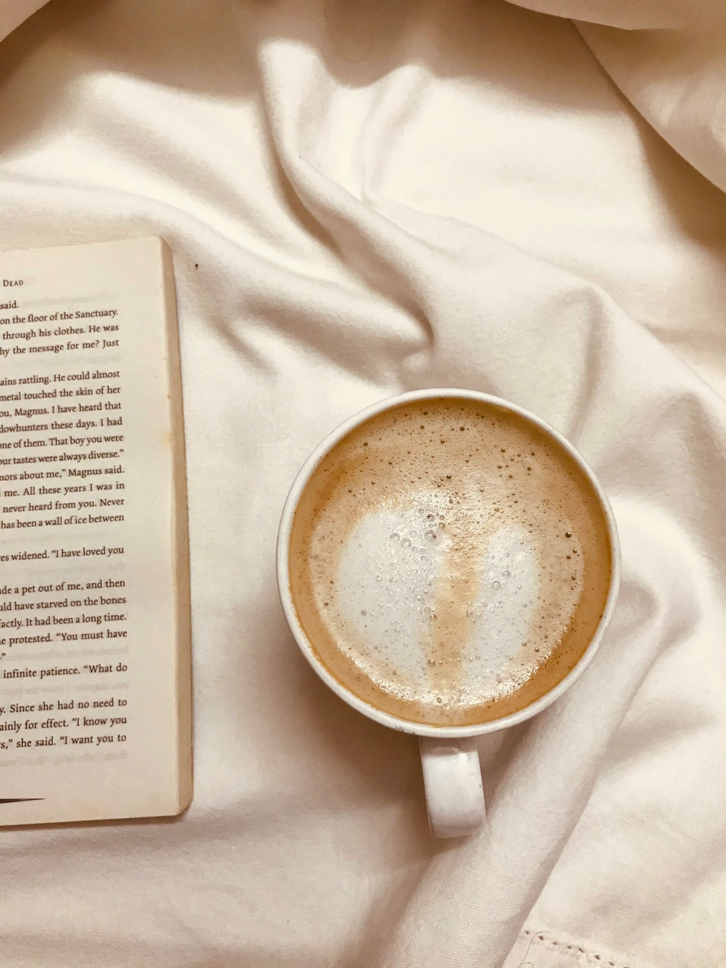 Jesienne popołudnie z książką i kawą